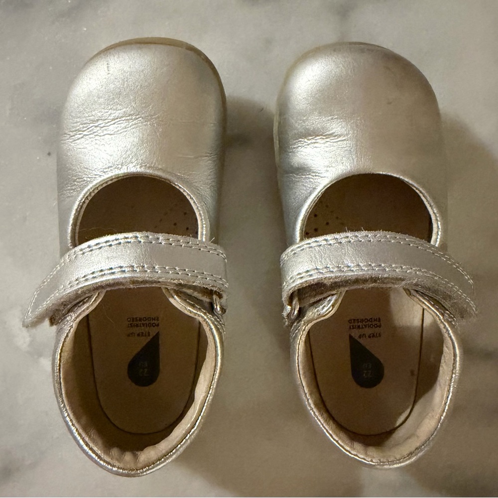 Bobux silver toddler Mary Jane shoes size EU 22 (US 6-6.5) genuine leather
